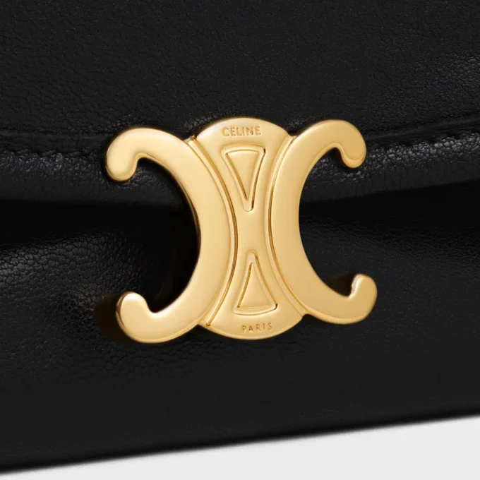 Sac Triomphe Halfmoon en cuir d’agneau souple et brillant Sac Triomphe Halfmoon en cuir d’agneau souple et brillant